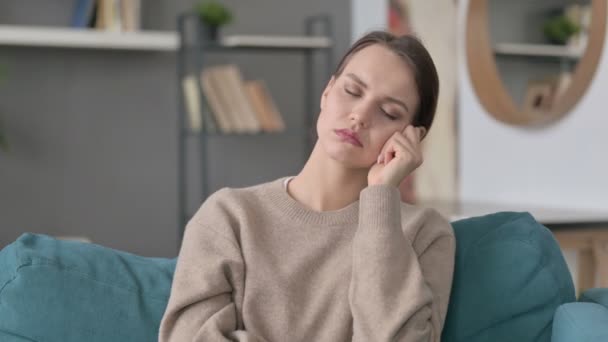 Portrait de femme faisant la sieste sur le canapé — Video