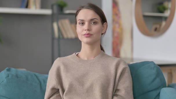 Retrato de la mujer bostezando en el sofá — Vídeos de Stock