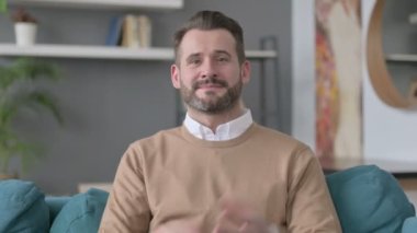 Kamerayı ve Daveti Gösteren Adamın Portresi