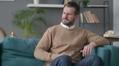 Koltukta Sırt Ağrısı Olan Adam 