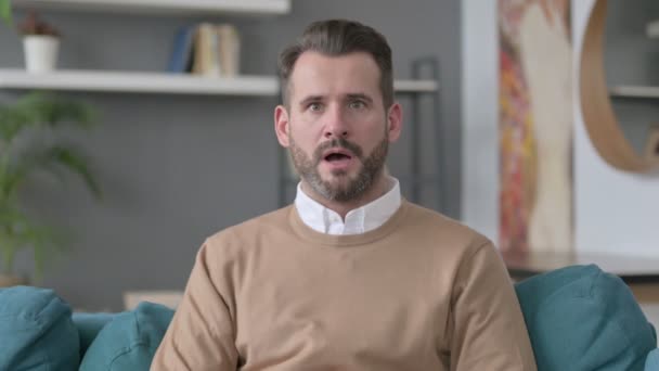 Porträt eines Mannes, der sich schockiert fühlt — Stockvideo