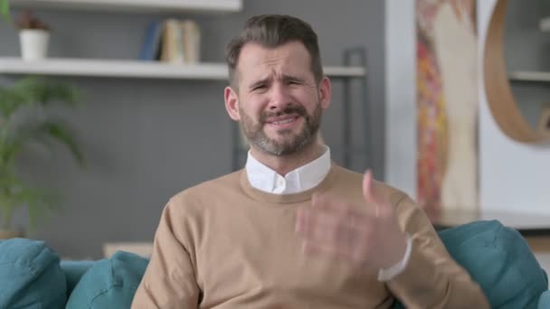 Portrét muže reagujícího na ztrátu, neúspěch — Stock video