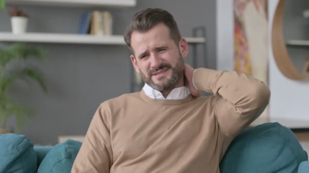 Portrét muže s bolestí šíje — Stock video