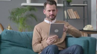 Kanepede Tablet 'te Kaybolan Adam 