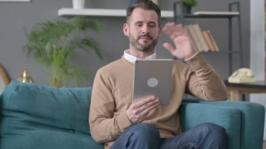 Video 'da Konuşan Adam Kanepede Tablet' i arıyor 