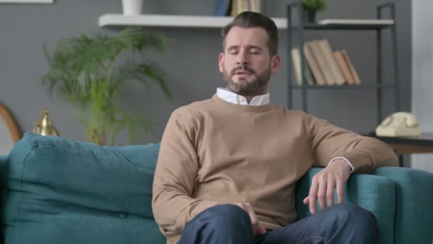 सोफावर बसला असताना माणूस नॅप घेणे — स्टॉक व्हिडिओ