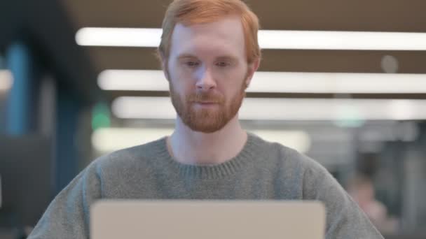 Kannettavan tietokoneen parissa työskentelevän miehen muotokuva — kuvapankkivideo