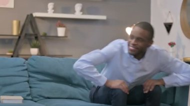 Afrikalı Adam Bilgisayarı Kapatıyor, Koltuğu Terk Ediyor 
