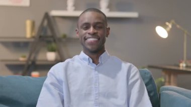 Koltukta otururken Evet İşareti Gösteren Afrikalı Adamın Portresi 