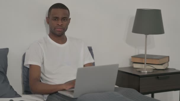 Homem Africano com Laptop Shaking Head como Nenhum Entrar Cama — Vídeo de Stock