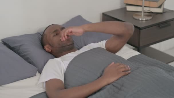 African Man Leżący w łóżku Niezdolny do snu — Wideo stockowe