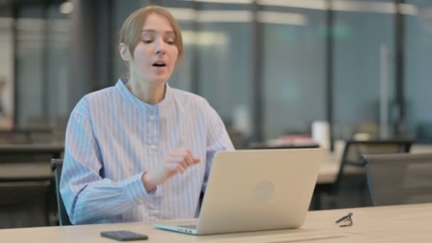 年轻女性在办公室使用笔记本电脑时咳嗽 — 图库视频影像