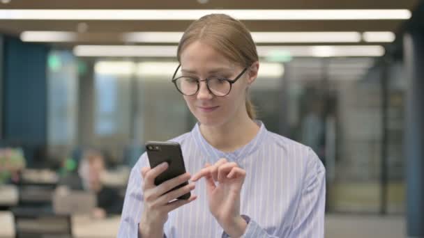 Πορτρέτο της νεαρής γυναίκας χρησιμοποιώντας Smartphone — Αρχείο Βίντεο