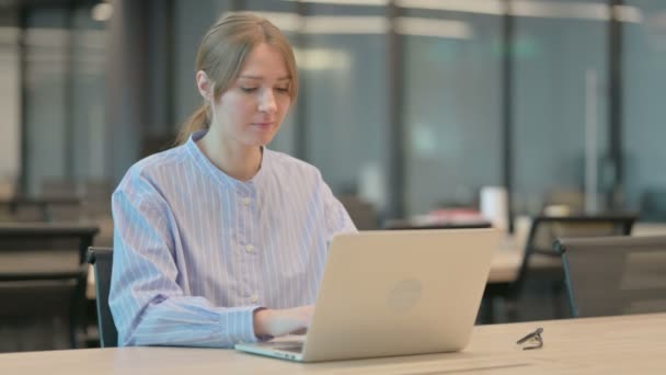 Fiatal nő laptop rázó fejjel, mint Igen jel — Stock videók