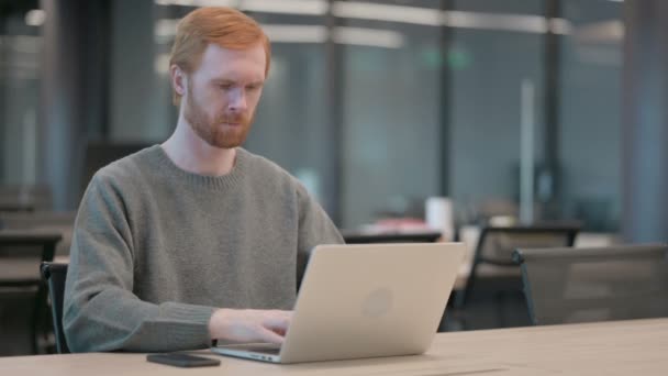 Young Man having Neck Pain ενώ χρησιμοποιείτε Laptop στο Γραφείο — Αρχείο Βίντεο