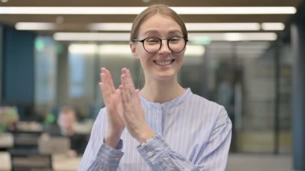 Porträtt av lycklig ung kvinna klappning, applåderar — Stockvideo