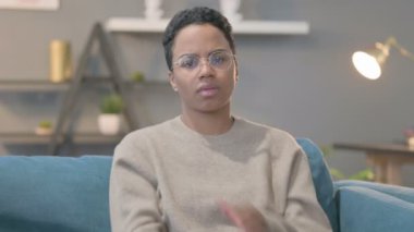 Kollarını kavuşturan Afrikalı Kadın Portresi İşaret Yok 