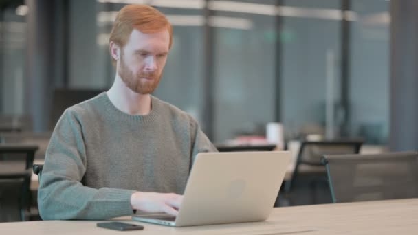 Mladý muž s chvějící se hlavou notebooku jako Ano znamení — Stock video