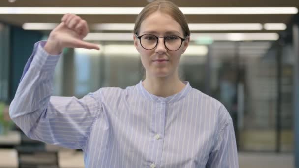 Porträtt av ung kvinna visar tummen ner Gesture — Stockvideo