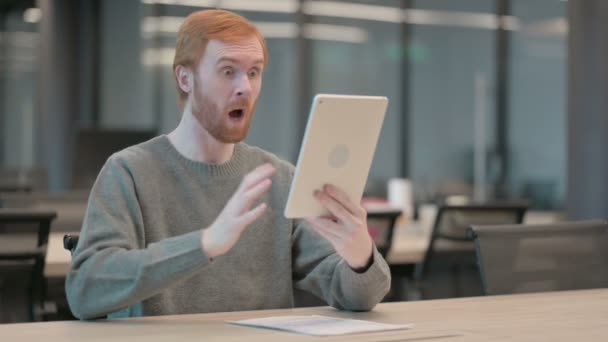 Mladý muž slaví úspěch na tabletu v kanceláři — Stock video