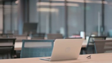 Genç Kadın Ofiste Dizüstü bilgisayar Açmaya Dönüyor