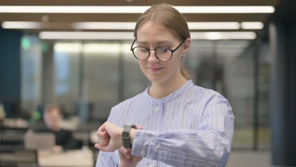 Portrait de jeune femme utilisant la montre intelligente — Video