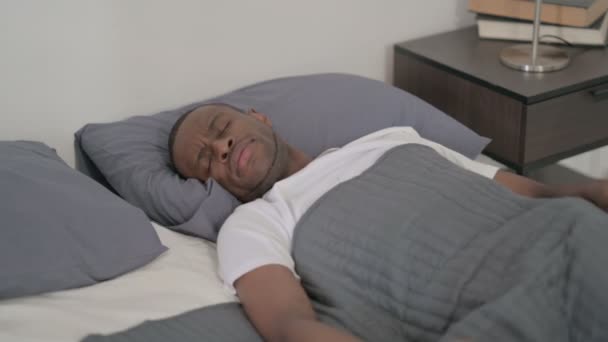アフリカ人男性が平和的にベッドで眠る — ストック動画