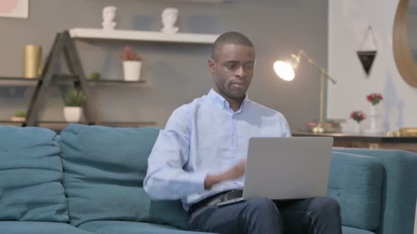 Afrikalı Adam Bilgisayarı Kapatıyor Ayağa kalkıyor, Gidiyor — Stok video