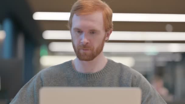 Πορτρέτο του ανθρώπου γιορτάζοντας την επιτυχία στο φορητό υπολογιστή — Αρχείο Βίντεο