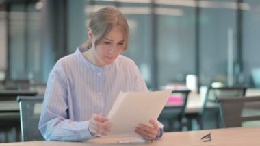 Ofisteki Belgeleri Okurken Genç Kadın Üzülüyor