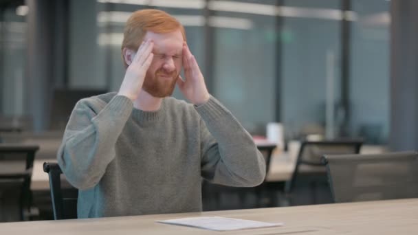 Fiatal férfi, akinek fejfájás, miközben ül az irodában — Stock videók