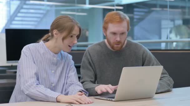 Fiatal férfi és nő ünnepli siker a laptopon — Stock videók