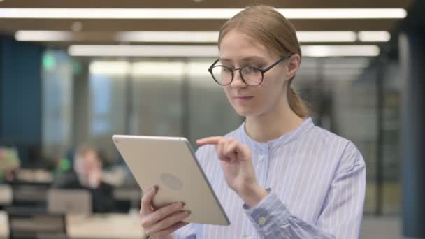 Portrait de la jeune femme attrayante en utilisant la tablette au bureau — Video