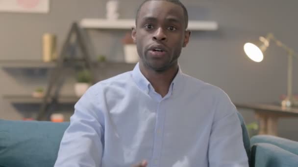 Retrato del hombre africano sintiéndose enojado, luchando — Vídeos de Stock