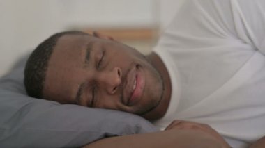 Afrikalı Adam Yatakta Huzur İçinde Uyuyor