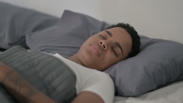 Afrikai nő köhögés, miközben alszik az ágyban — Stock videók