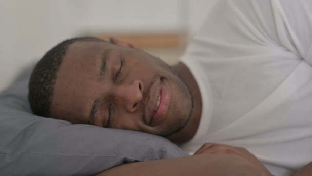 Africano uomo dormire in letto pacificamente — Video Stock