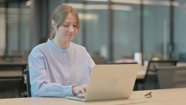 Fiatal nő remegő ujj, mint No Sign használata közben Laptop az irodában — Stock videók