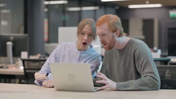 Young Man and Woman Reacting to Loss on Laptop — Stok Video