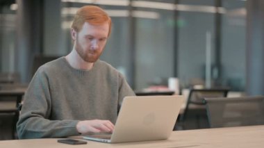 Videodaki Genç Adam Ofisteki Laptop 'ta Konuşuyor
