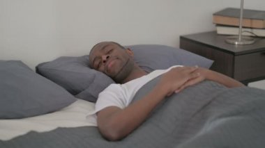 Afrikalı Adam Yatakta Huzur İçinde Uyuyor