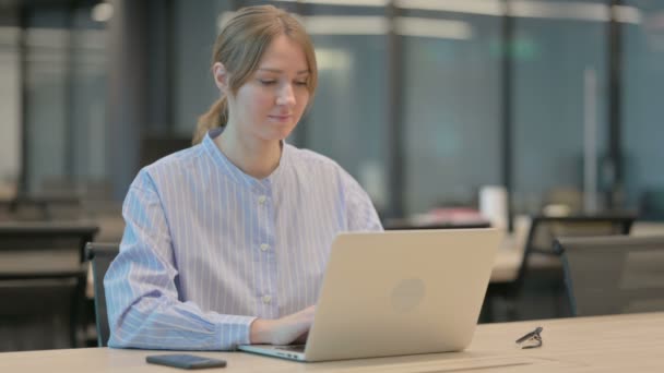 在办公室用笔记本电脑工作的年轻妇女 — 图库视频影像