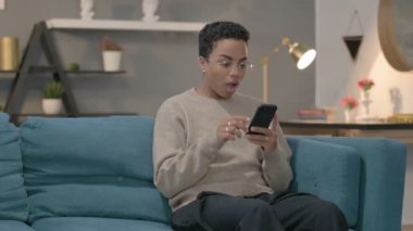 Afrikalı Kadın Evde Akıllı Telefon 'da Başarı Kazandı