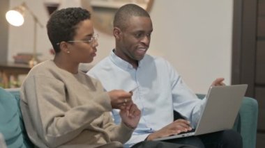 Başarılı İnternet Alışverişi yapan çift Kanepede Laptop 'ta 