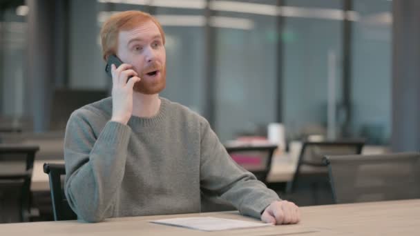Νεαρός που μιλάει στο Smartphone στο Office — Αρχείο Βίντεο