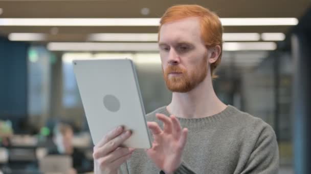 Portrait de jeune homme attrayant utilisant la tablette au bureau — Video