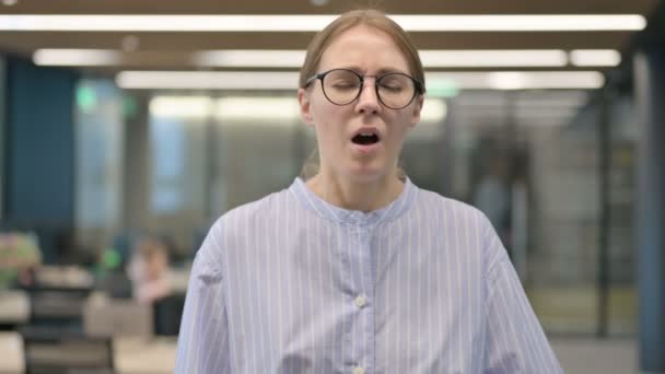 Porträt einer kranken jungen Frau mit Zahnschmerzen — Stockvideo