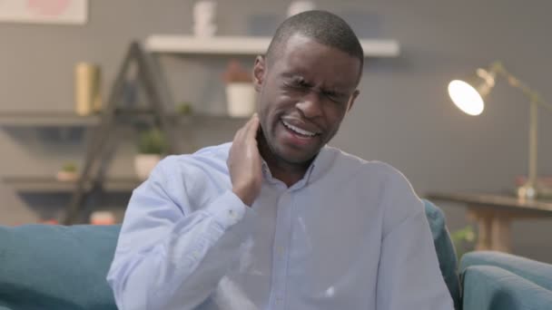 Retrato del hombre africano con dolor de cuello — Vídeos de Stock