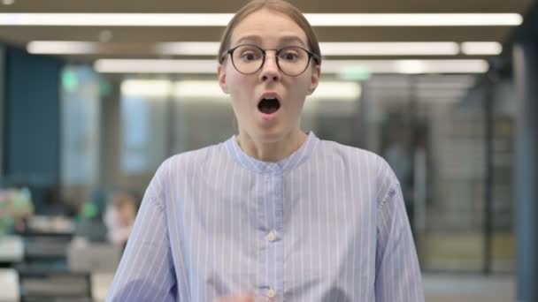 Retrato de una joven sintiéndose conmocionada, — Vídeos de Stock