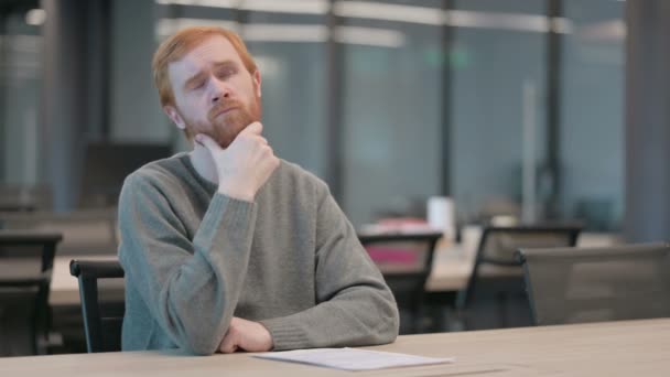 Jeune homme pensif pensant tout en étant assis au bureau — Video